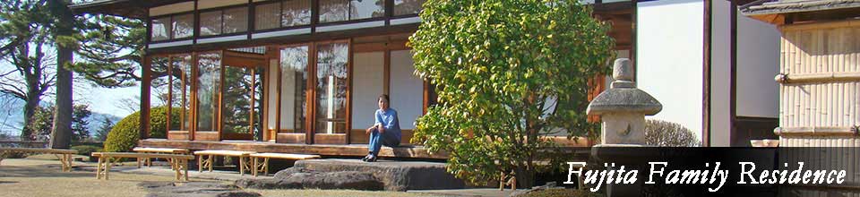 藤田記念庭園の数寄屋建築の縁側に座る人物 Sukiya Architecuture's engawa