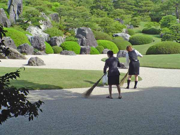 足立美術館の庭園を清掃する職員一同